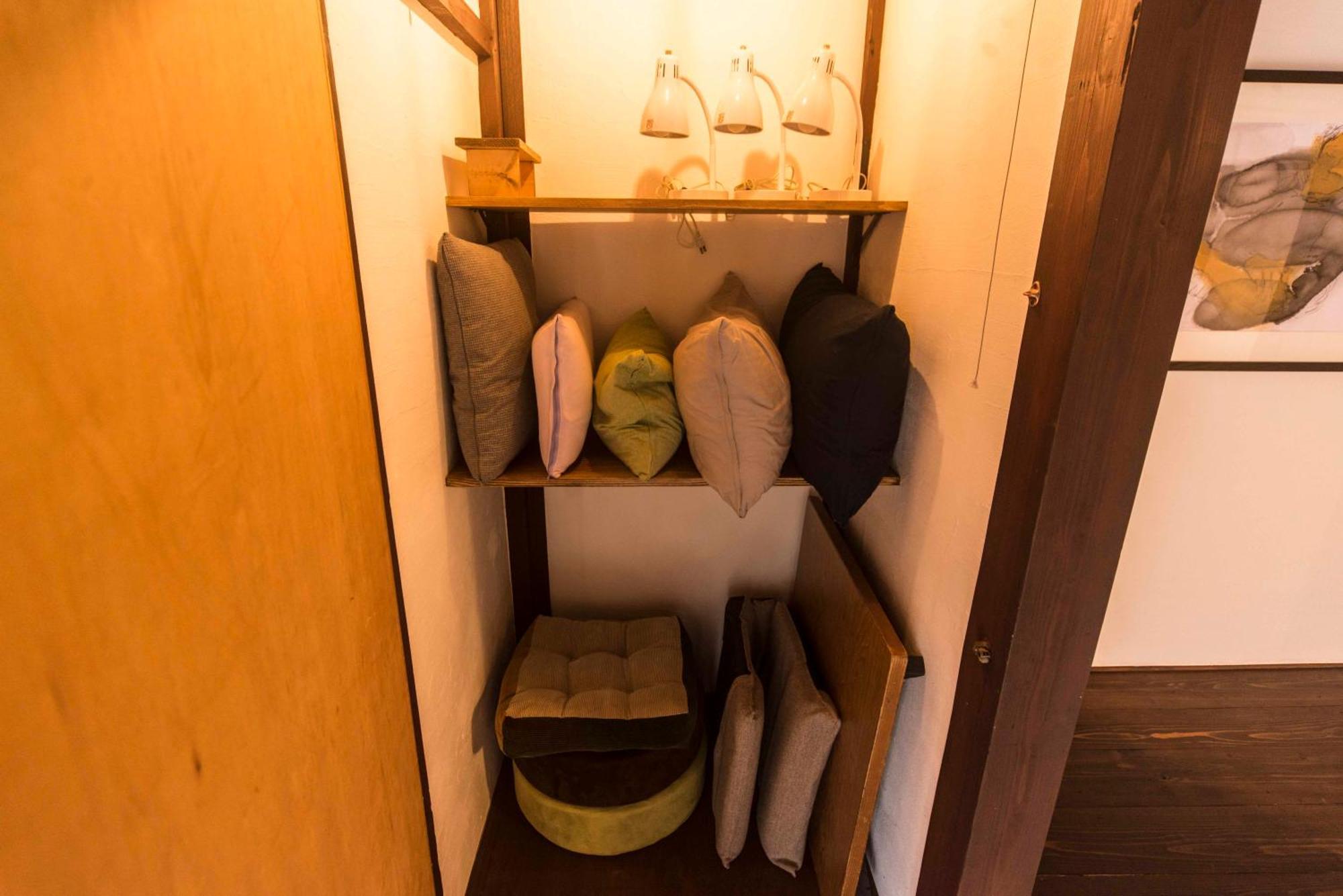 Book & Guesthouse Hitotomaru Toyooka  Rum bild
